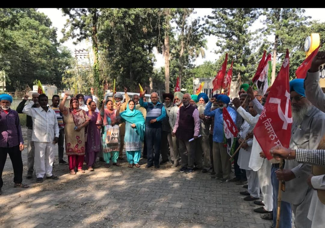 संयुक्त किसान मोर्चा के निमंत्रण पर किसान संगठनों द्वारा न्यूज़ क्लिक के खिलाफ झूठी एफ आई आर की प्रतियाँ जलाई गई